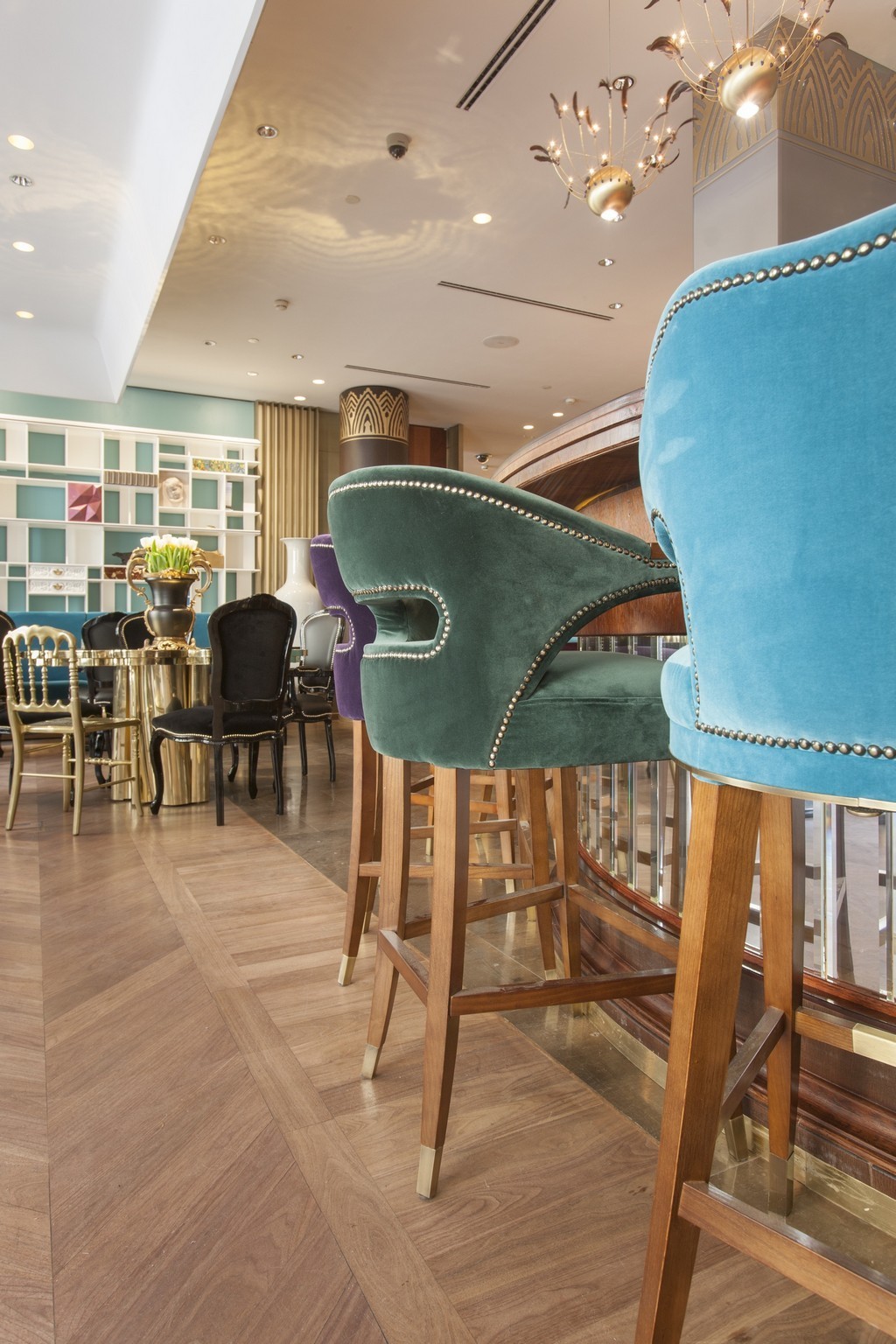 Top 5 Upholstered Bar Chairs to a Luxury Project